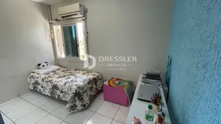 Quarto interno com cama e janela em um imóvel no Brasil.