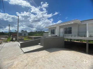 Fachada de uma casa moderna em construção em Lajeado, Brasil.