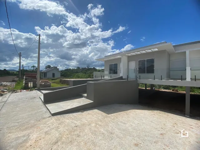 Fachada de uma casa moderna em construção em Lajeado, Brasil.
