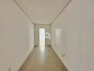 Vista de um corredor interno de uma residência.