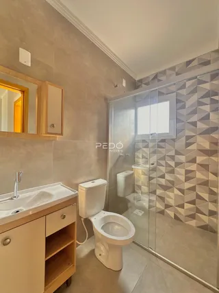 Banheiro moderno com box de vidro e revestimento de azulejos