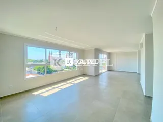 Sala de estar com piso de cerâmica e grande janela.