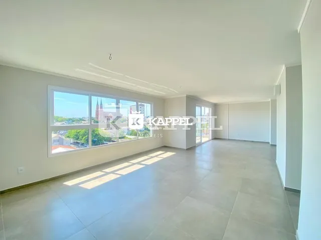 Sala de estar com piso de cerâmica e grande janela.