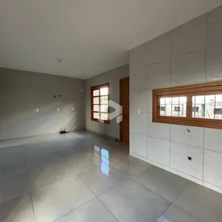 Ambiente interno amplo com piso de cerâmica e paredes em tom neutro.