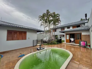Vista externa de uma residência com área de piscina e pátio em Lajeado.
