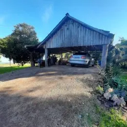 Foto externa de uma estrutura de abrigo ou garagem em uma propriedade em Lajeado, Brasil.