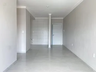 Hall de entrada com paredes brancas e piso de cerâmica.