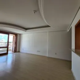 Foto de um ambiente interno com piso de madeira clara.