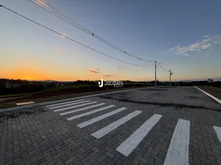 Vista da rua de acesso da propriedade em Lajeado, Brasil ao pôr do sol.