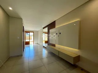 Hall de entrada com piso de cerâmica e parede de destaque.