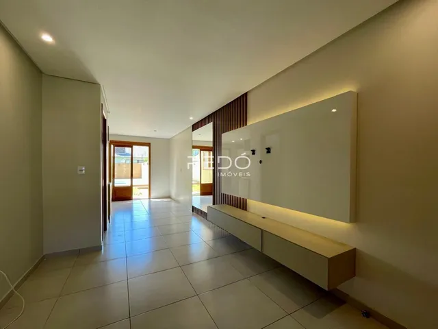 Hall de entrada com piso de cerâmica e parede de destaque.