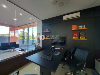 Sala de estar com porta de vidro e decoração moderna em Lajeado.
