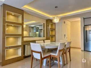 Uma sala de jantar com mesa e cadeiras em um imóvel em Lajeado.