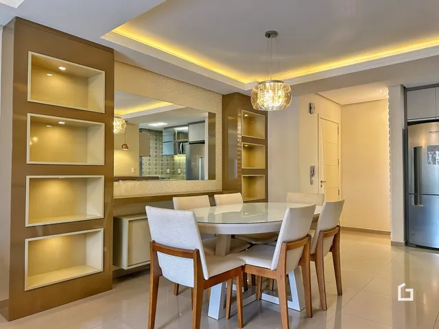 Uma sala de jantar com mesa e cadeiras em um imóvel em Lajeado.