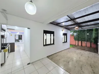 Ambiente interno com piso de cerâmica e porta de vidro.