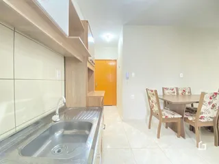 Foto da cozinha com bancada e armários em madeira.