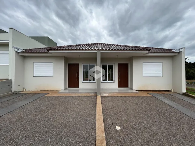 Fachada de uma residência em Lajeado, Brasil, com telhado de telhas.