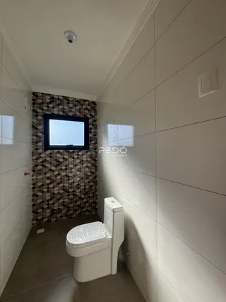Foto de um banheiro com revestimento de parede e piso moderno.