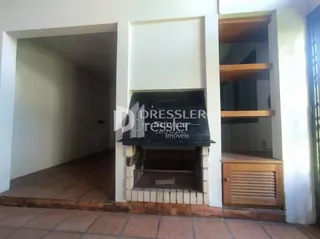 Vista de um corredor interno de uma residência em Lajeado.