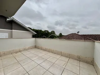 Vista externa de um pátio pavimentado com piso de cerâmica em uma propriedade em Lajeado.