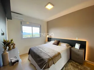 Quarto com janela e decoração moderna.