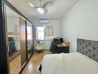 Quarto com cama grande e piso de madeira em um imóvel em Lajeado.