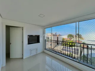 Sala de estar com grande janela oferecendo vista para a paisagem externa.