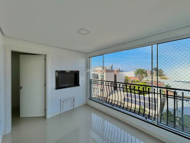 Sala de estar com grande janela oferecendo vista para a paisagem externa.