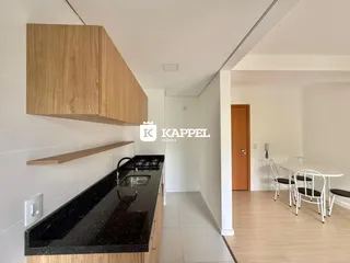 Cozinha moderna com armários de madeira e bancada escura.