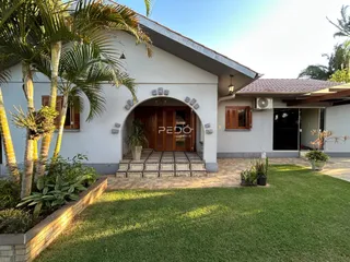 Fachada de uma casa em Lajeado, Brasil, com jardim frontal.