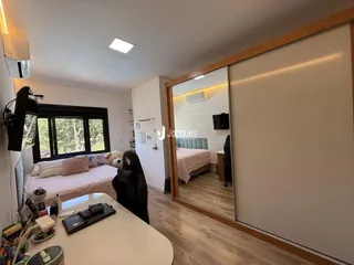 Quarto com janela e reflexo de quarto em Lajeado, Brasil.