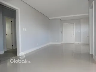 Vista interna de um corredor com paredes brancas e piso claro.