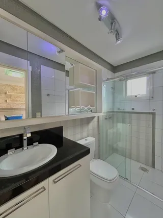 Foto de um banheiro moderno com piso de cerâmica e box de vidro.