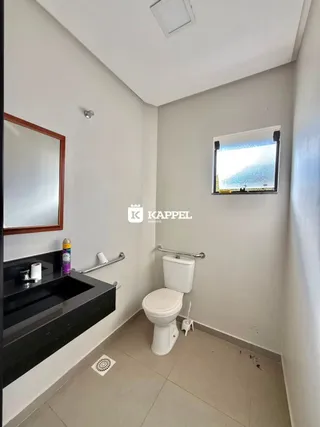 Foto de um banheiro interno mostrando a pia e o vaso sanitário.