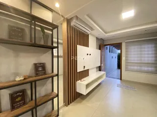 Interior de uma sala com estantes de madeira e decoração moderna.