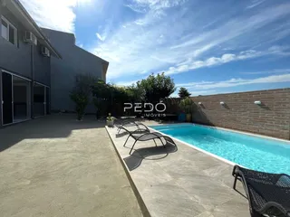 Vista externa de uma casa com piscina e área de lazer em Lajeado.