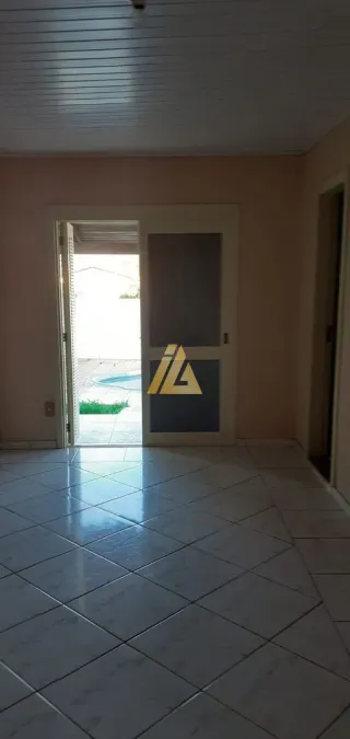 Foto de um ambiente interno com piso de porcelanato claro e teto branco.