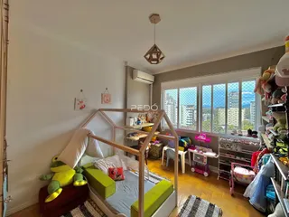 Quarto com cama de beliche e vista para a cidade em Lajeado.