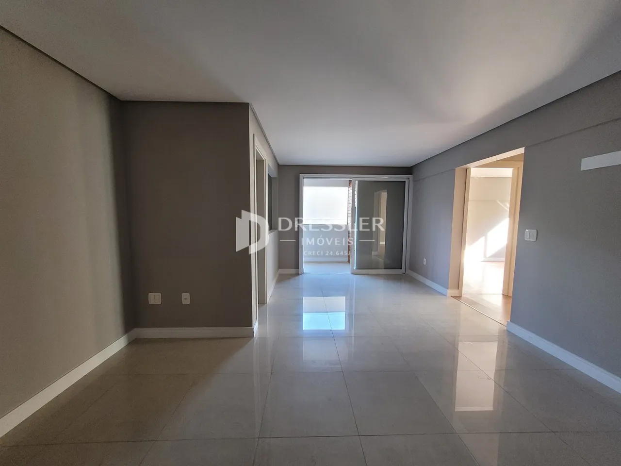 Hall de entrada com piso claro e paredes cinzas em um imóvel no Brasil.