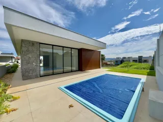 Fachada moderna de casa com grande painel de vidro e piscina em Lajeado.