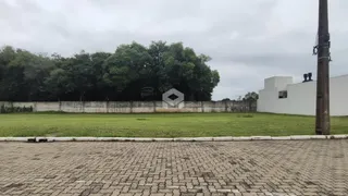 Vista externa de um terreno com gramado e muro de vedação em Lajeado.