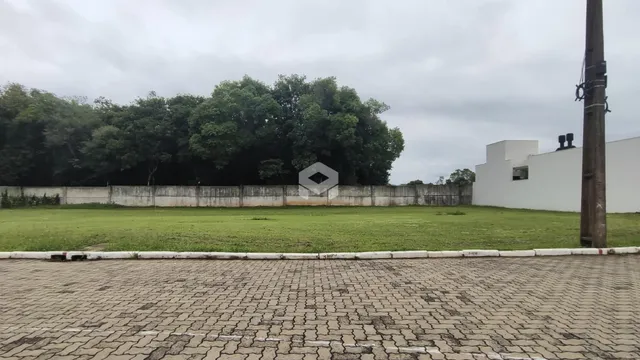 Vista externa de um terreno com gramado e muro de vedação em Lajeado.