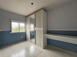 Foto de um ambiente interno com paredes azul-claro e piso de cerâmica.