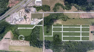 Vista aérea de um terreno em Lajeado, Brasil, mostrando infraestrutura e vegetação circundante.