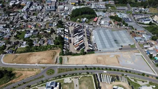 Vista aérea de uma área residencial e um terreno industrial em Lajeado.