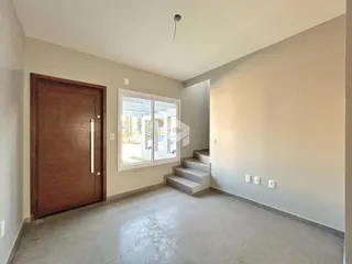 Vista interna de um ambiente com porta e janela em Lajeado.