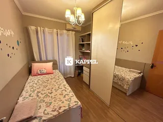 Quarto com cama e armário em um imóvel.