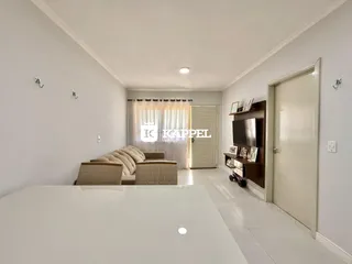 Esta é uma sala de estar com sofá e painel de TV em um ambiente claro.