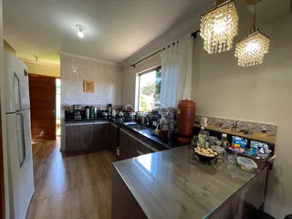 Foto interna da cozinha de um imóvel em Lajeado, Brasil, mostrando armários e bancadas.