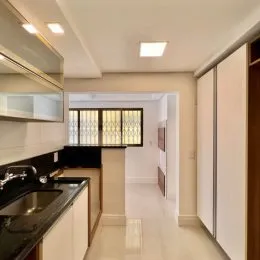 Hall de entrada com paredes claras e armários embutidos.